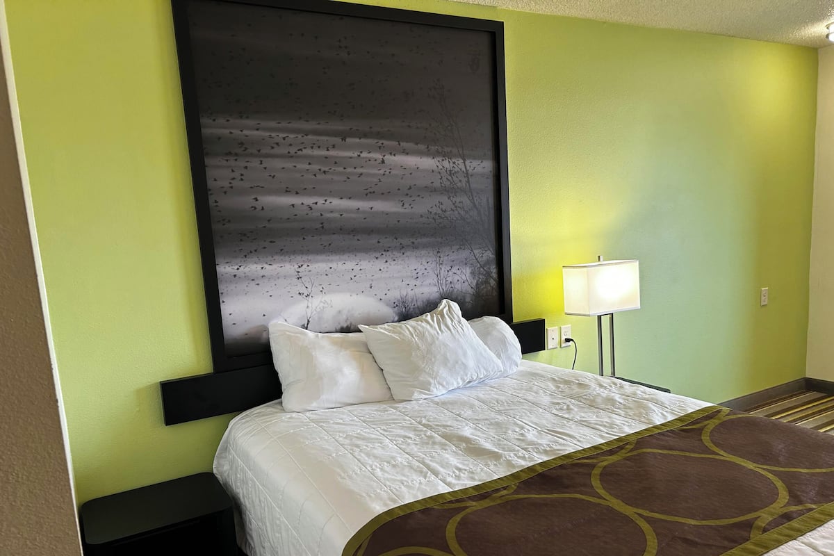 Seprai premium, meja kerja, ruang kerja ramah laptop, dan kedap suara