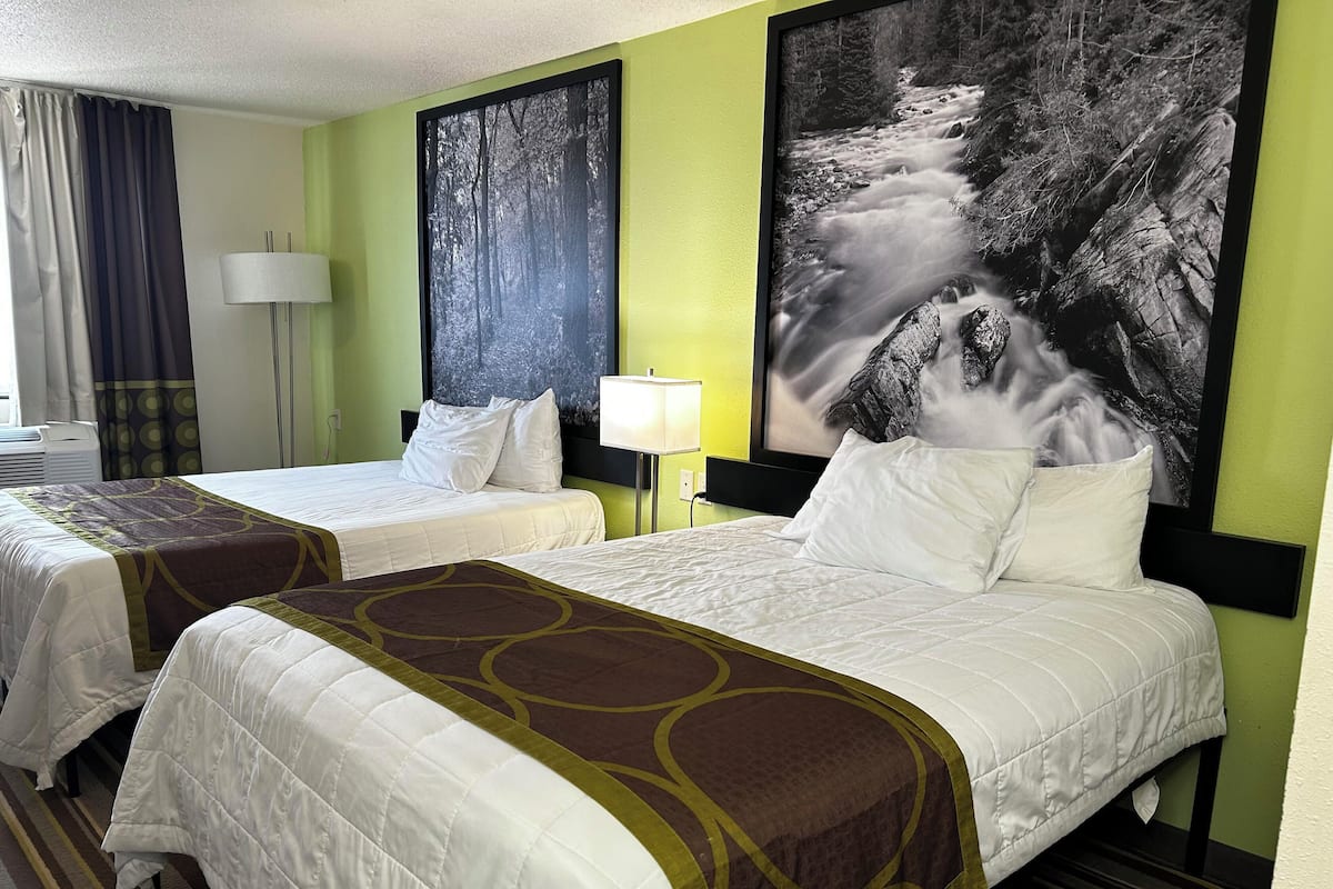 Kamar, 2 Tempat Tidur Queen, Bebas Asap Rokok | Seprai premium, meja kerja, ruang kerja ramah laptop, dan kedap suara