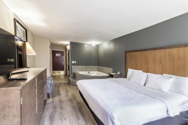 Deluxe Studio Suite, 1 King Bed, Non Smoking | Pillowtop beds, desk, iron/ironing board, free WiFi