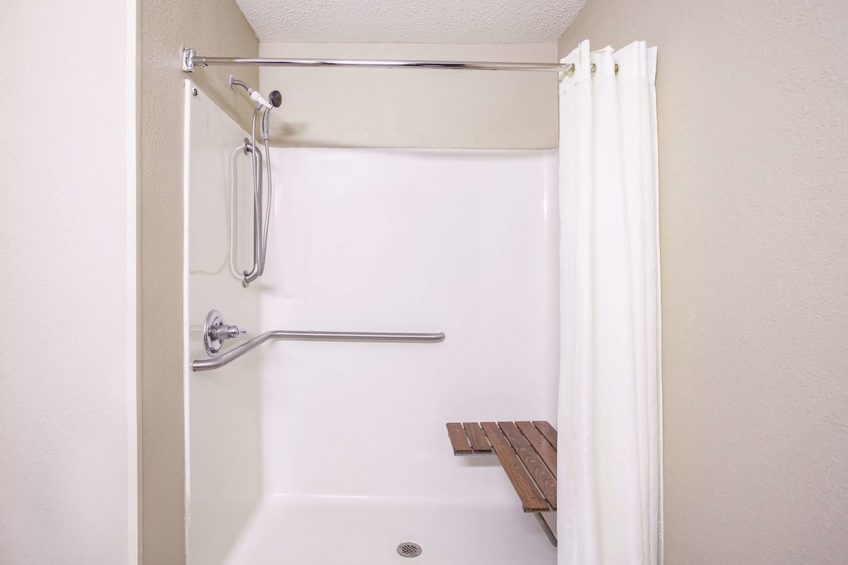 Combined shower/bathtub, free toiletries, hair dryer, towels