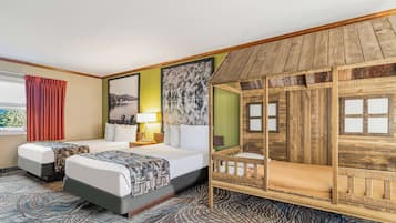 Suite, Bebas Asap Rokok, pemandangan kolam renang (2 Double Beds, 1 Childrens Twin bed) | Brankas, meja kerja, setrika/meja setrika, dan tempat tidur bayi gratis
