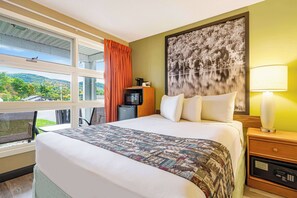 ห้องพัก, เตียงควีนไซส์ 1 เตียง, ปลอดบุหรี่, วิวสระว่ายน้ำ | ตู้นิรภัยในห้องพัก, โต๊ะทำงาน, เตารีด/โต๊ะรีดผ้า