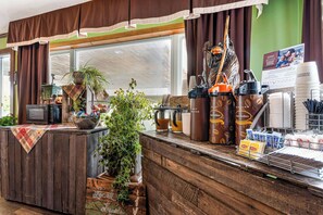 Café da manhã para viagem grátis todos os dias