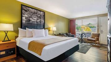 客房, 1 张特大床, 无烟房, 冰箱 | 客房内保险箱、办公桌、熨斗/熨板、免费婴儿床