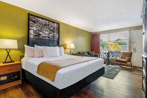 客房, 1 张特大床, 无烟房, 冰箱 | 客房内保险箱、办公桌、熨斗/熨板、免费婴儿床