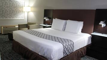 Escritorio, cortinas blackout y tabla de planchar con plancha