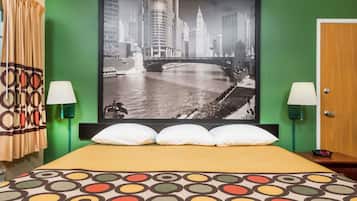 Escritorio, cortinas blackout y tabla de planchar con plancha