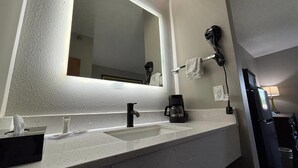 Combined shower/tub, free toiletries, hair dryer, towels