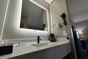 Tina con regadera, amenidades de baño gratuitas, secadora de cabello 