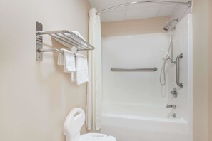 Combined shower/tub, free toiletries, hair dryer, towels