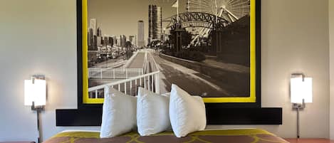 Escritorio, cortinas blackout y tabla de planchar con plancha