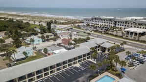 Un hôtel doté d'une piscine, d'un parking et offrant une vue sur la plage.