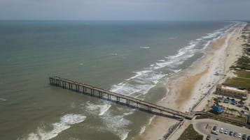 Pantai di sekitar dan pasir putih