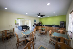 Breakfast area - Ocean Breeze Inn (St. Augustine)