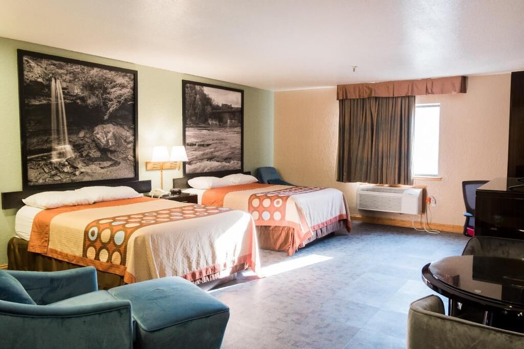 Desk, iron/ironing board, rollaway beds, free WiFi