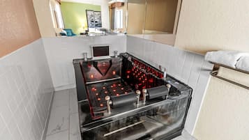 Suite, 1 King Bed, Non Smoking, Jetted Tub | Jetted tub