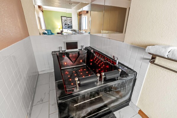 Suite, 1 King Bed, Non Smoking, Jetted Tub | Jetted bathtub