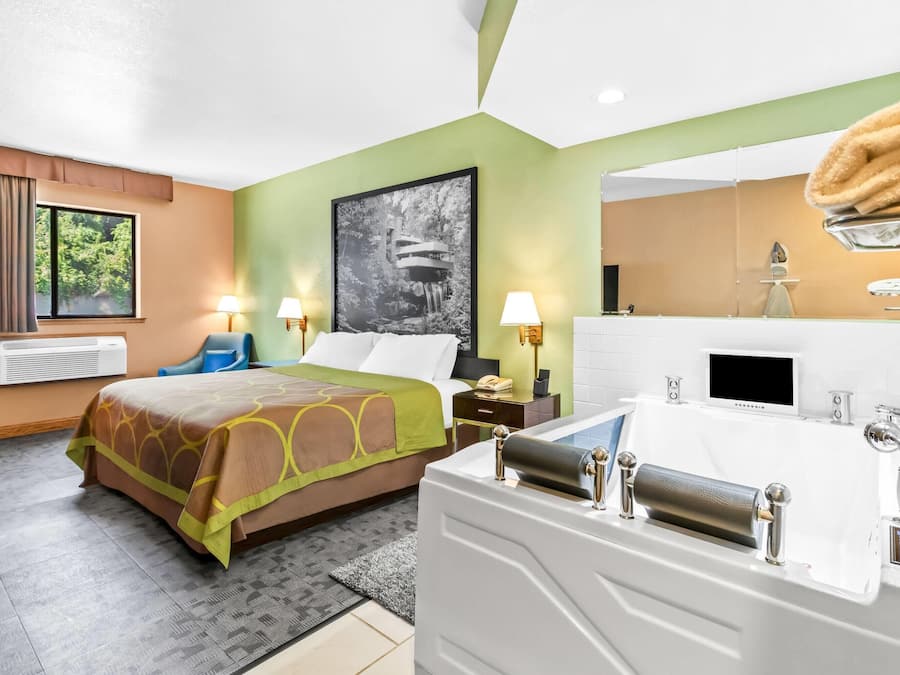 Suite, 1 King Bed, Non Smoking, Jetted Tub | Desk, iron/ironing board, rollaway beds, free WiFi