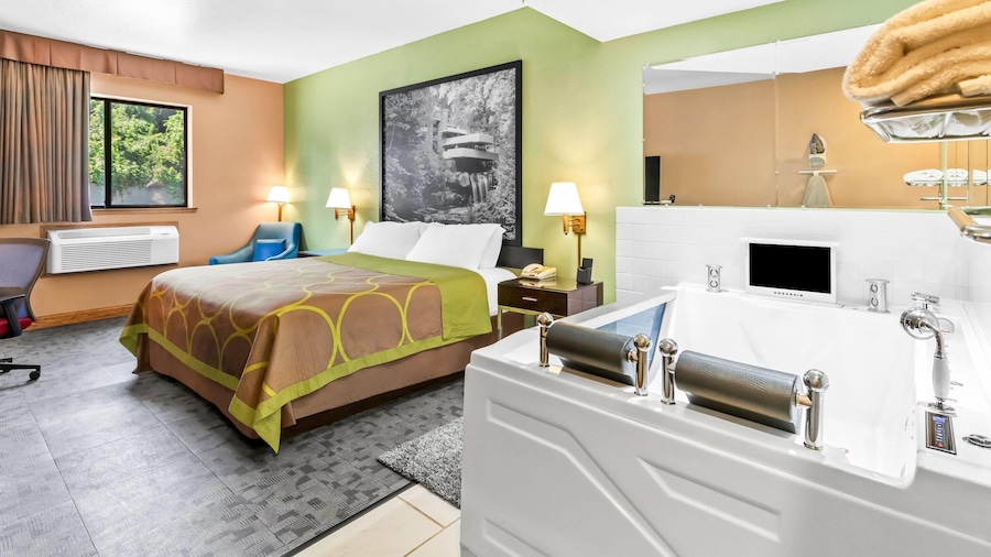 Super 8 by Wyndham Uniontown PA