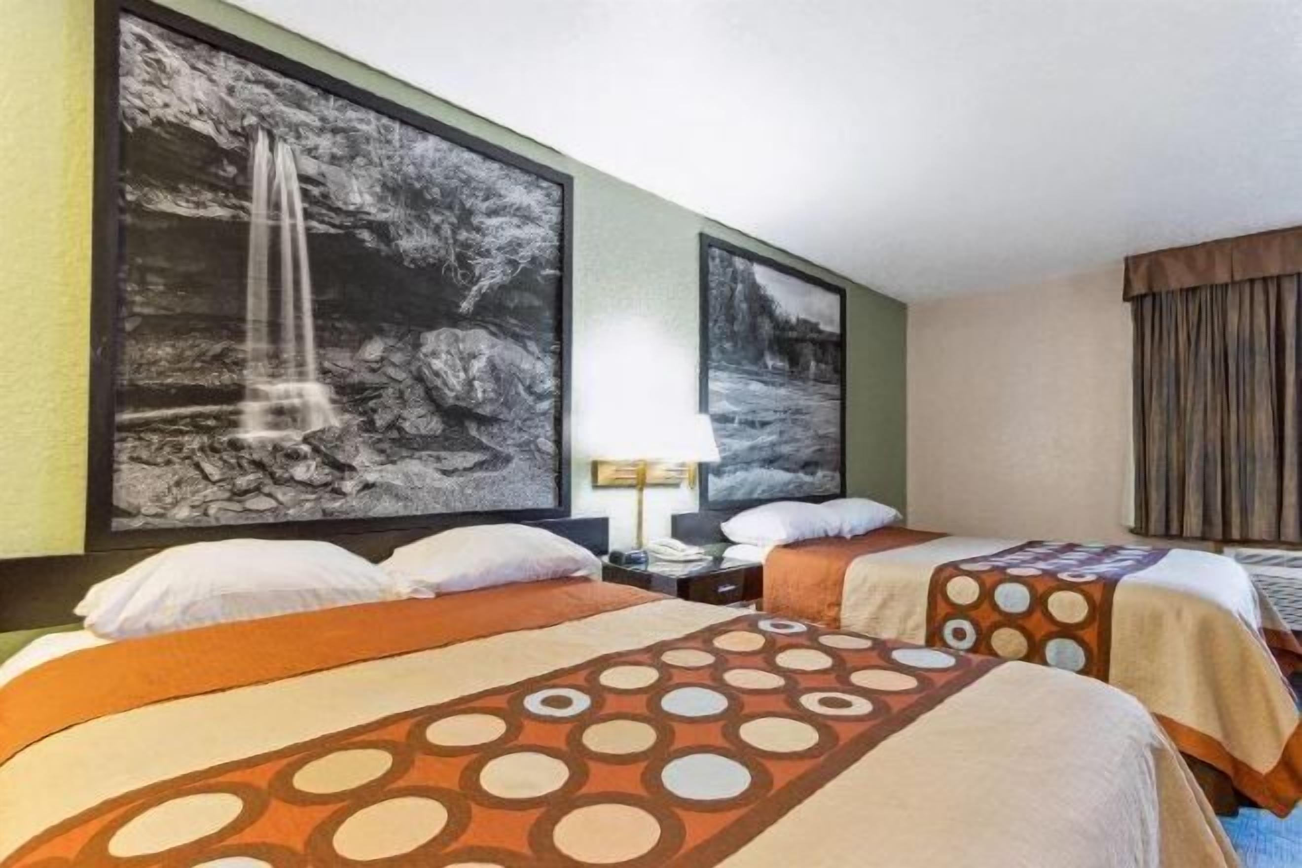 Escritorio, tabla de planchar con plancha, camas extra y wifi gratis 