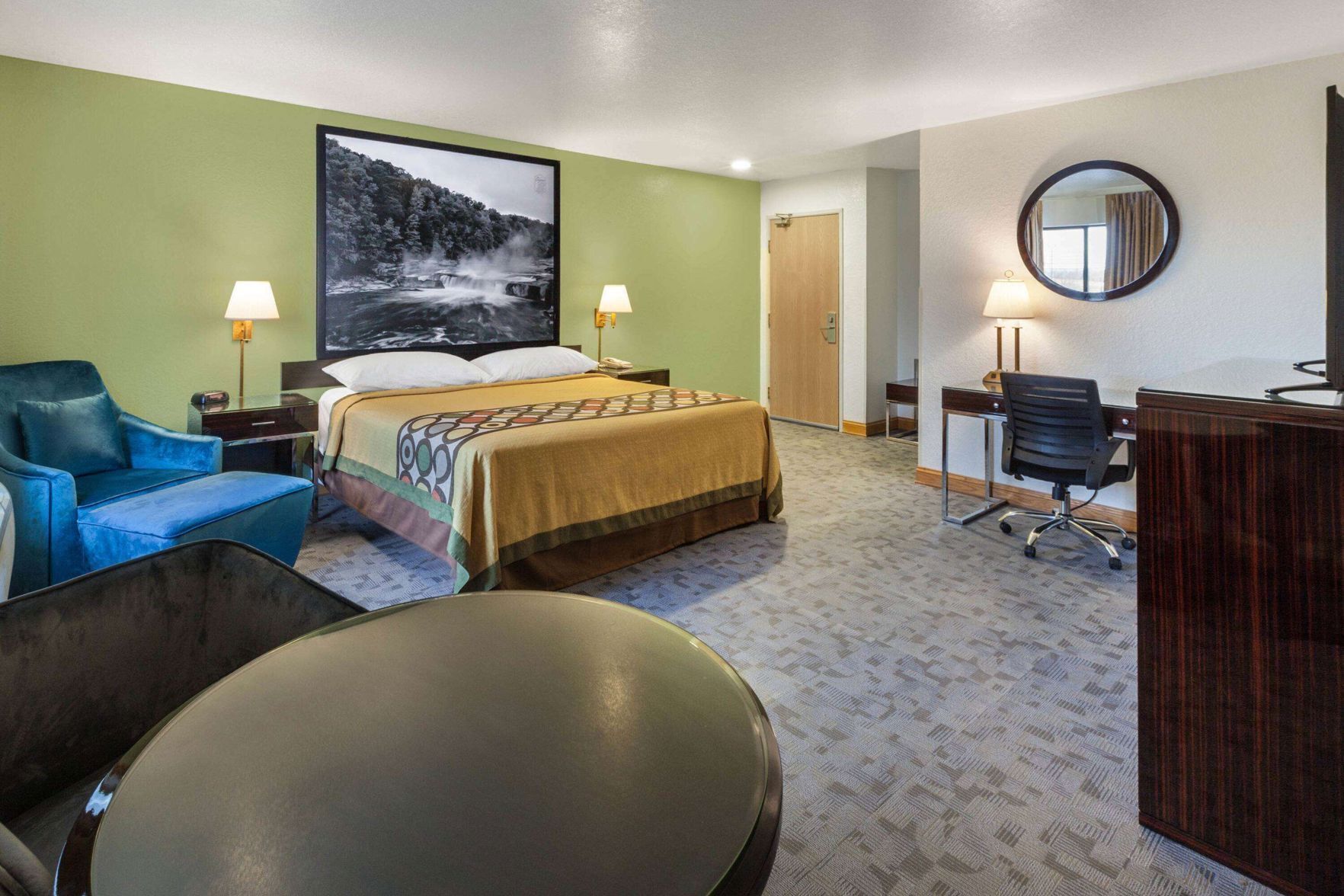Desk, iron/ironing board, rollaway beds, free WiFi