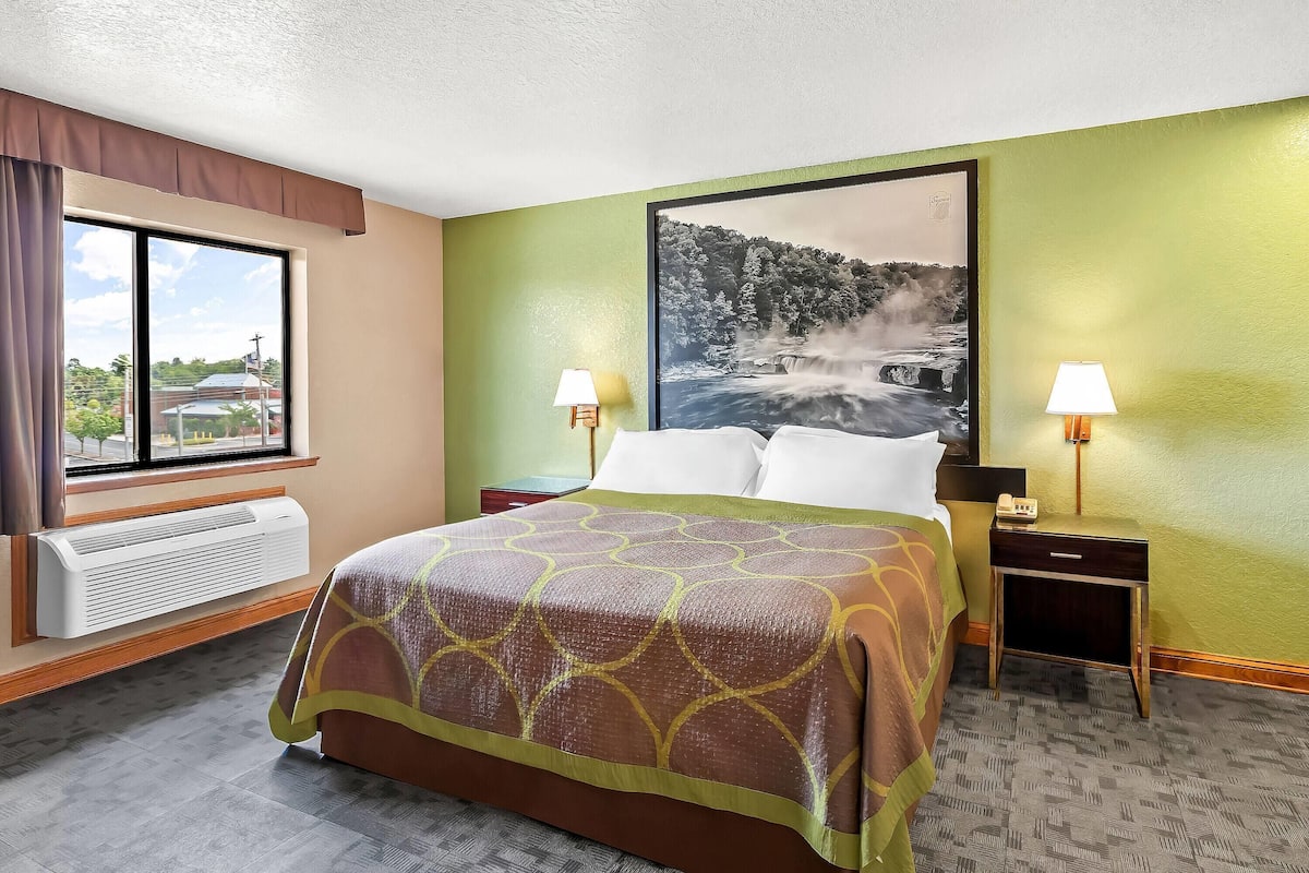 Desk, iron/ironing board, rollaway beds, free WiFi