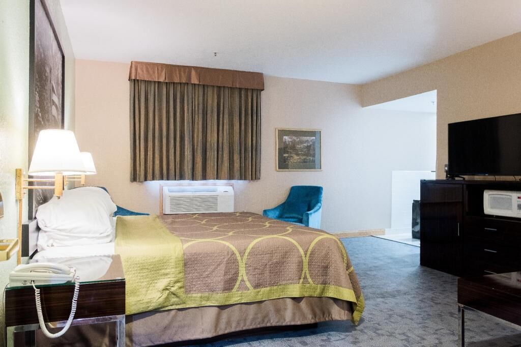Desk, iron/ironing board, rollaway beds, free WiFi
