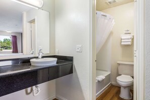 Chambre Standard, 1 très grand lit, non-fumeurs | Salle de bain | Articles de toilette gratuits, serviettes fournies, savon, shampoing