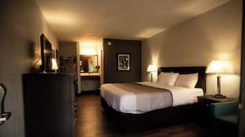 Standard Room, 1 King Bed, Non Smoking | Desk, blackout drapes, free WiFi, bed sheets