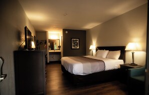 Standard Room, 1 King Bed, Non Smoking | Desk, blackout curtains, free WiFi, bed sheets - Quality Inn & Suites Columbus West (Columbus)