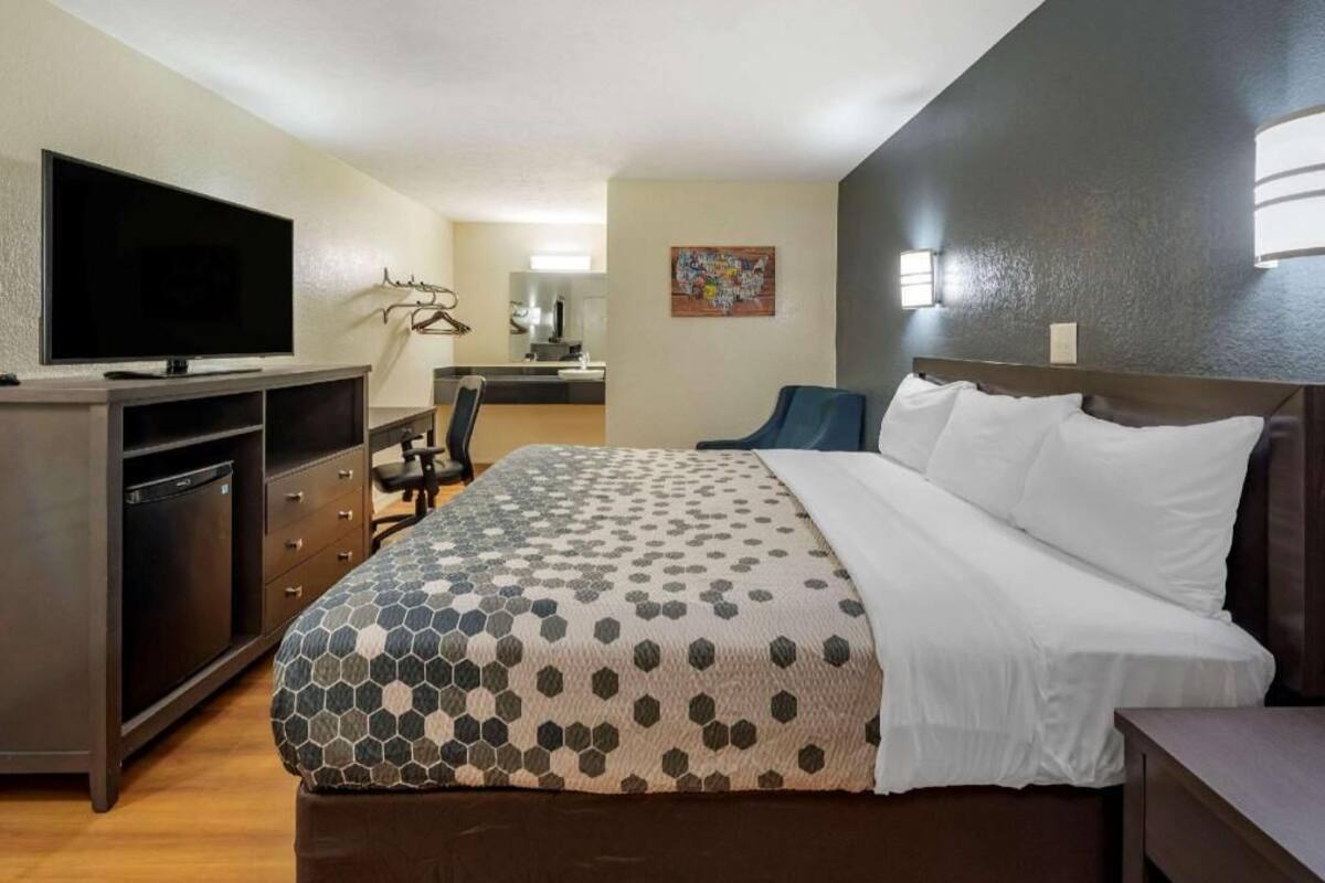 Desk, blackout curtains, free WiFi, bed sheets