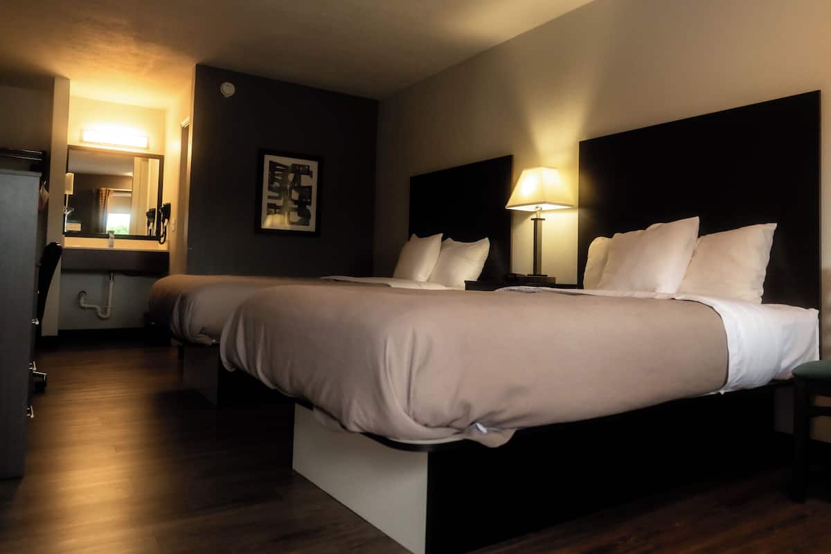 Standard Room, 1 King Bed, Non Smoking | Desk, blackout drapes, WiFi (free), bed sheets