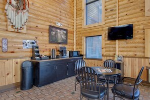 Breakfast area - Cherokee Lodge (Cherokee)