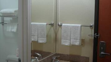 Ducha y bañera combinadas y toallas