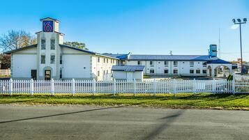 Fachada de la propiedad