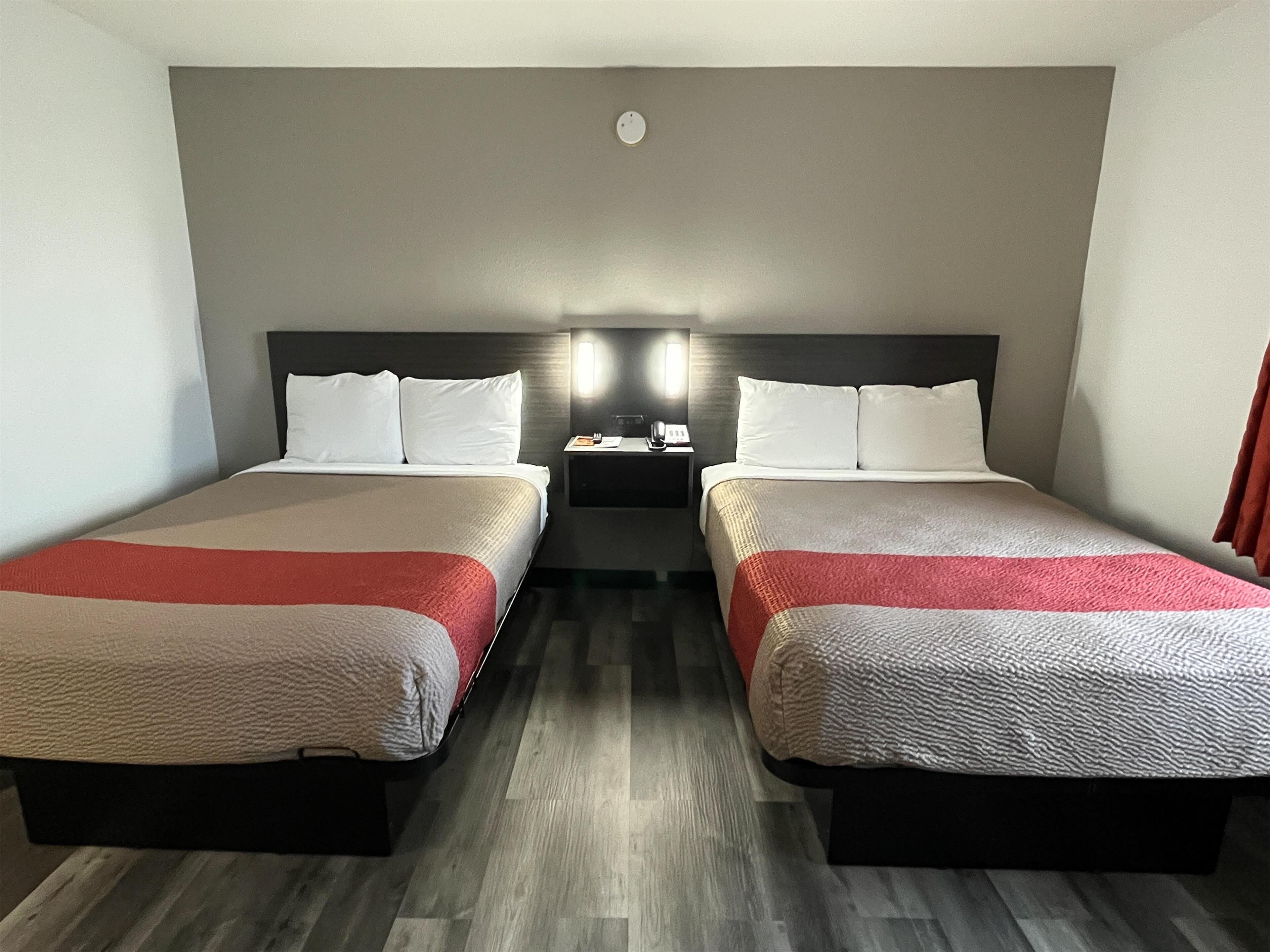 標準客房, 2 張標準雙人床, 非吸煙房 | 免費無線上網、床單、無障礙通道