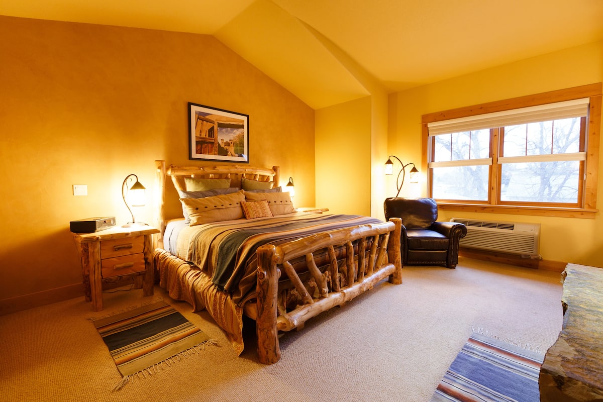 Room, 1 King Bed, Wood Burning Fireplace