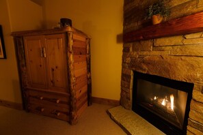 Habitació, 1 llit de matrimoni, accessible, llar de foc | Roba de llit d'alta qualitat, minibar i escriptori 