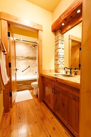 Room, 1 Queen Bed, Fireplace | Bathroom | Free toiletries, hair dryer, towels, soap - Niwot Inn & Spa (Longmont)