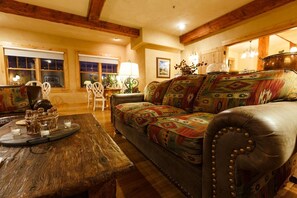 Lobby sitting area - Niwot Inn & Spa (Longmont)