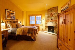 Suite, 1 Queen Bed, Fireplace