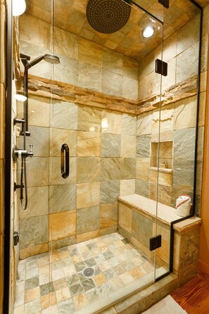 Suite, 1 grand lit, foyer | Douche de la salle de bain