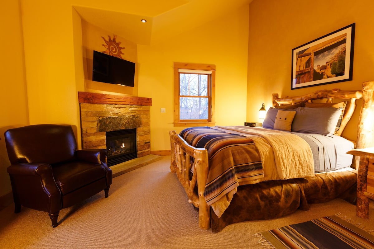 Room, 1 Queen Bed, Fireplace