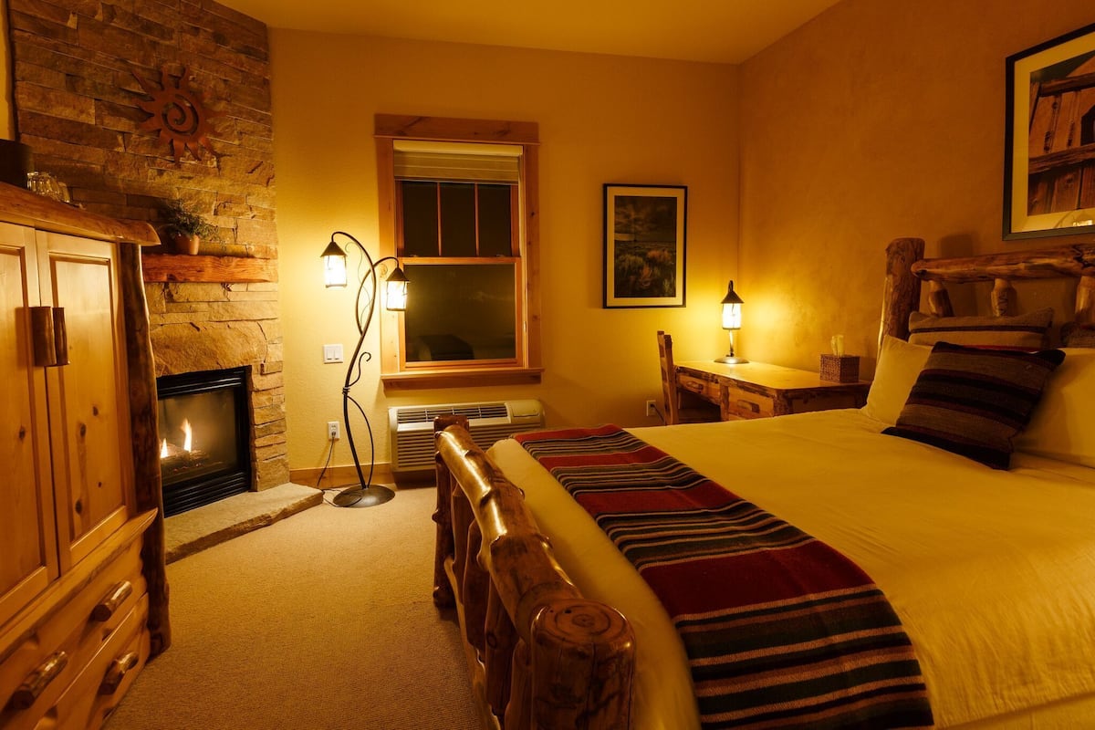 Room, 1 Queen Bed, Accessible, Fireplace