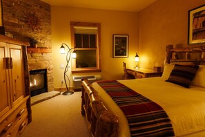 Habitació, 1 llit de matrimoni, accessible, llar de foc | Roba de llit d'alta qualitat, minibar i escriptori 