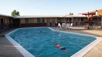 Hồ bơi ngoài trời