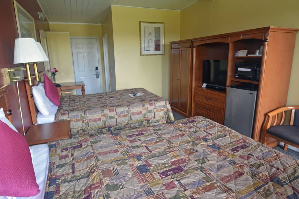 Kamar Standar, 2 Tempat Tidur Queen, Bebas Asap Rokok | Meja kerja, kedap suara, Wi-Fi gratis, dan jam alarm