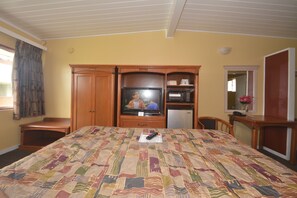 Standard Room, 1 King Bed, Non Smoking | Room amenity - Gateway Inn (Red Bluff)