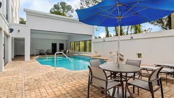 Außenpool, geöffnet von 08:00 Uhr bis 22:00 Uhr, Sonnenschirme