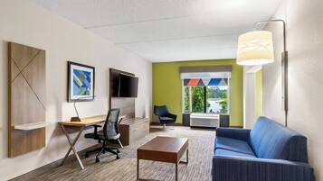 Peti besi dalam bilik, meja, langsir/tirai gelap terus